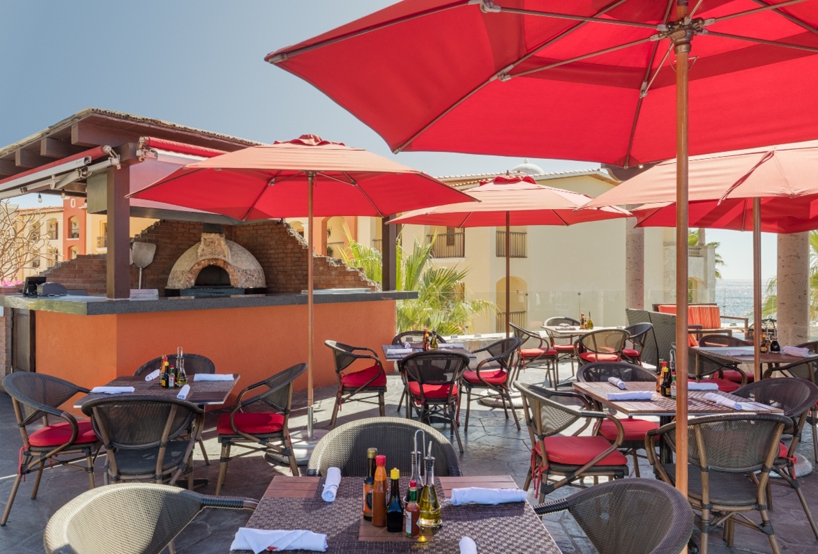 Pizzas artesanales al horno de leña al aire libre en Il Forno Pizza, Beer & Wine de Hacienda Encantada Resort & Residences